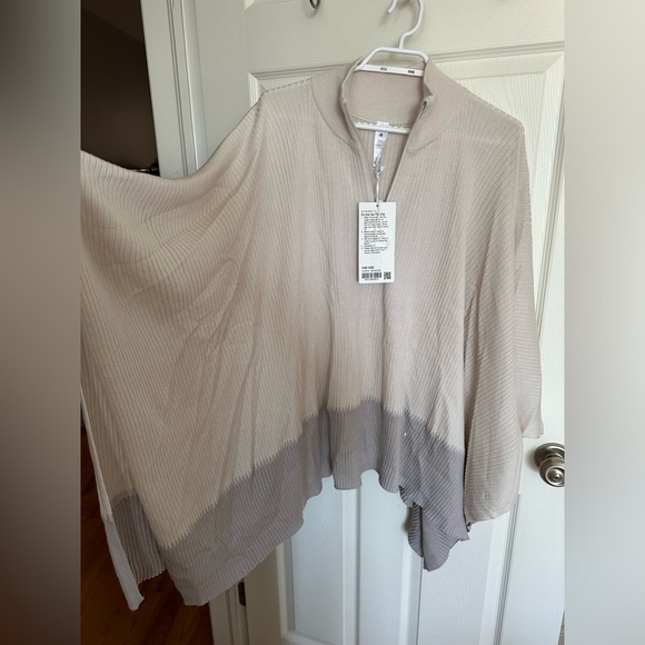 Lululemon Poncho new with tag - Picture 5 of 6